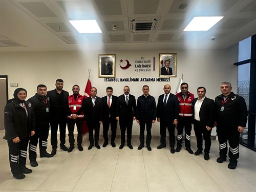 قام رئيس إدارة الهجرة حسين كوك بالمعايدة مع الموظفين في مركز نقل مطار إسطنبول.