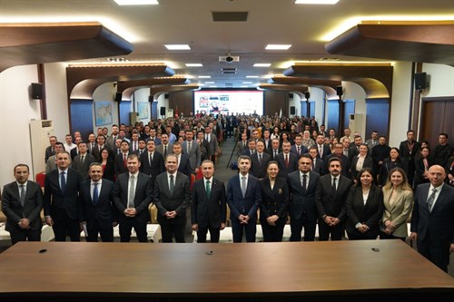 التقى رئيس إدارة الهجرة حسين كوك بموظفي الرئاسة في الذكرى السنوية الـ 12 لتأسيس الرئاسة.