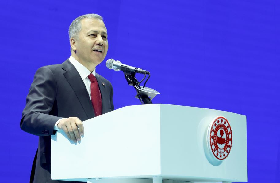 وزير داخليتنا علي يرليكايا: "تركيا بلد نموذجي للعالم في إدارة الهجرة."